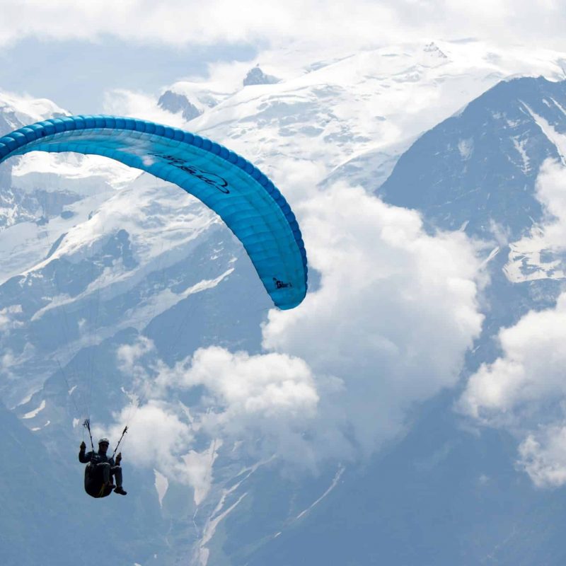 Admirez la vue de la vallée depuis un parapente