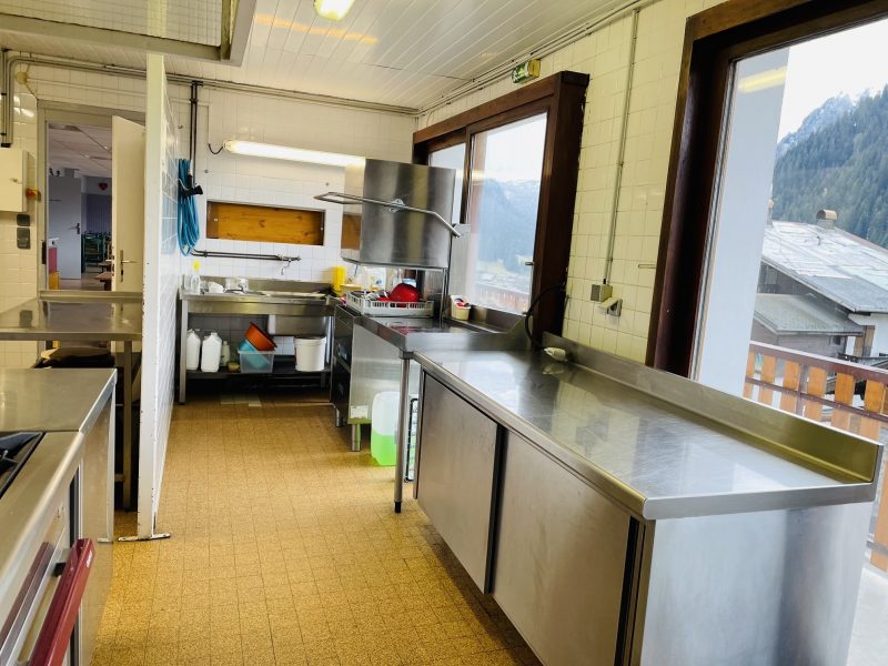 Cuisines professionnelles et plan de travail inox au Centre de Vacances Le Nid alpin à Châtel