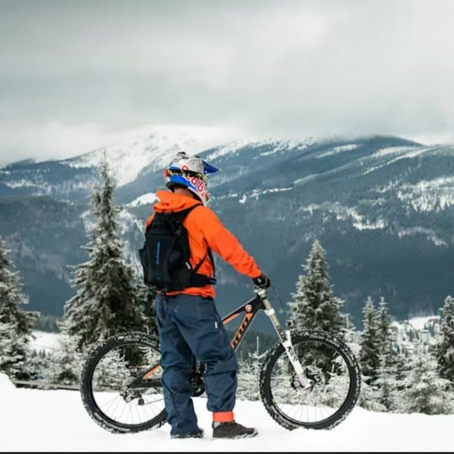 Louez un VTT électrique et baladez vous dans la station de Châtel été comme Hiver